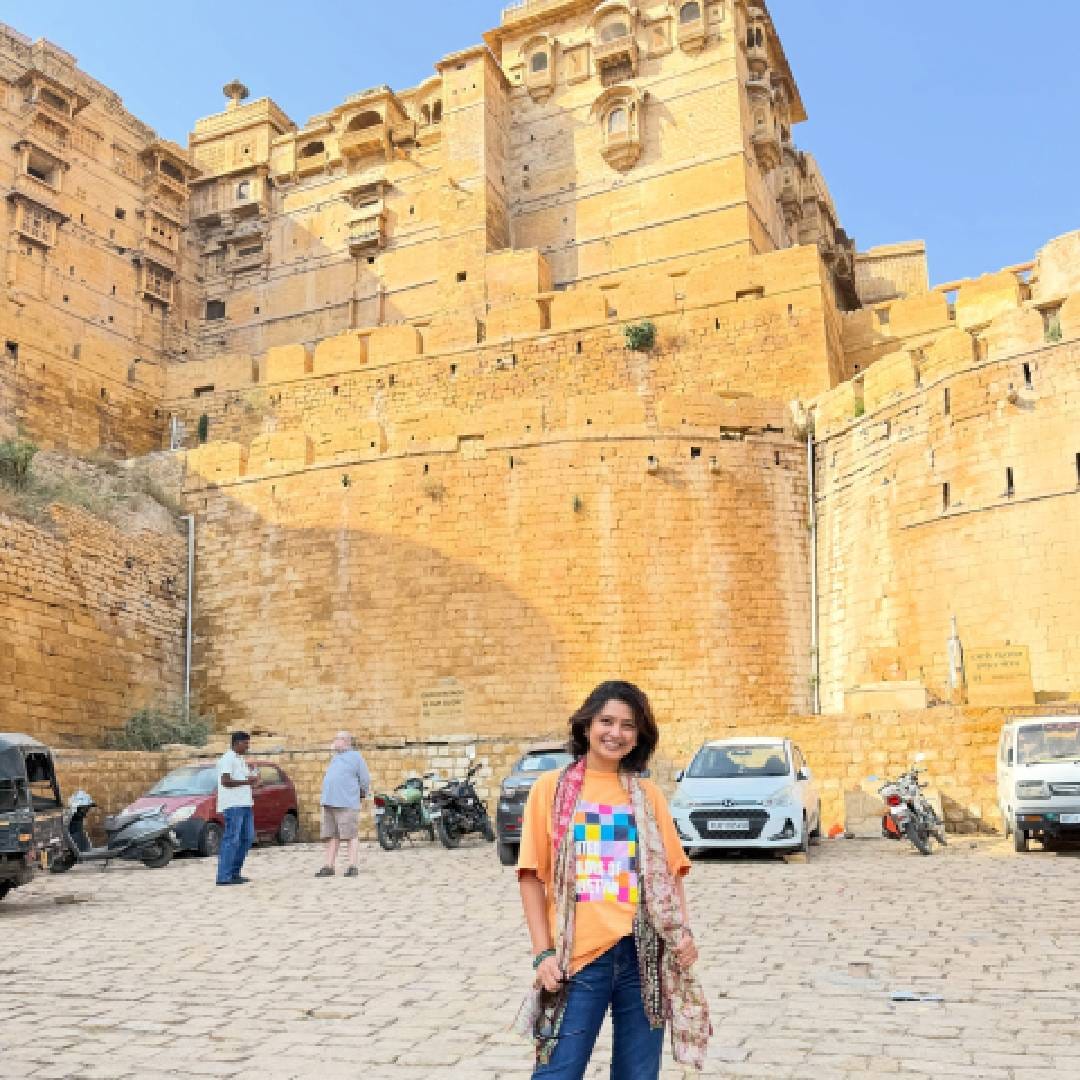 प्राजक्ताने राजस्थानमधील जैसलमेर शहराला भेट दिली. या शहरातील सोनेरी किल्ला, सुंदर नक्षीकाम केलेल्या हवेल्या, रंगीबेरंगी वातावरण आणि तिथली वेगळीच संस्कृती याने ती प्रभावित झाली. राजस्थानमधील एका शहराला भेट दिली असली, तरी जैसलमेरमुळे संपूर्ण राज्याची झलक अनुभवता आली, असं तिने आपल्या कॅप्शनमध्ये म्हटलं आहे.
