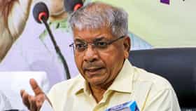 Prakash Ambedkar : हे हिटलरशाहीचं सरकार...; प्रकाश आंबेडकर यांचा केंद्र सरकारवर घणाघात, पुढे म्हणाले...