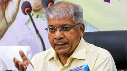 हे हिटलरशाहीचं सरकार...; प्रकाश आंबेडकर यांचा केंद्र सरकारवर घणाघात-1776532