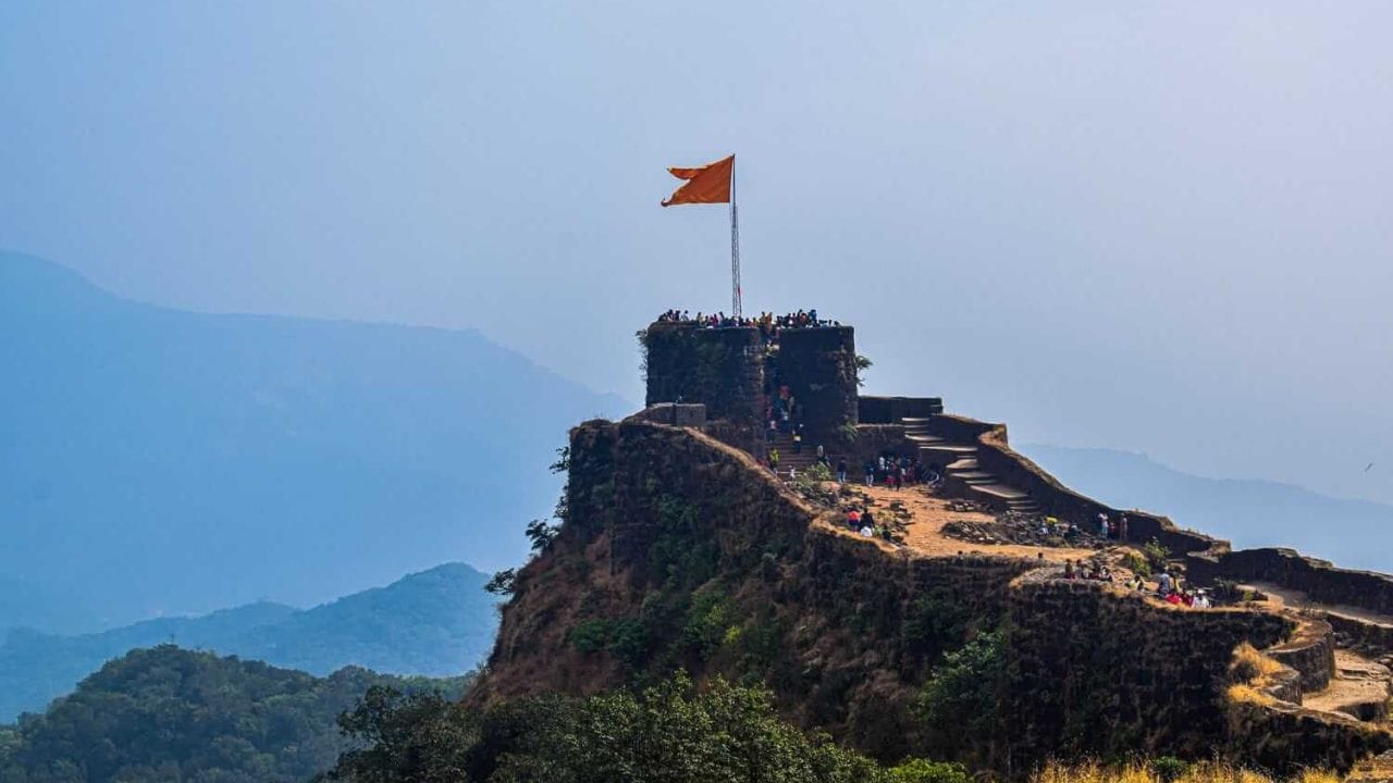 प्रतापगड किल्ला जावळीच्या घनदाट जंगलात, भोरप्या डोंगरावर या किल्ल्याची तटबंदी डोंगराच्या तीव्र उताराला समांतर अशी बांधली आहे. आजच्या काळातही इतक्या दुर्गम आणि घनदाट जंगलात जड दगड वाहून नेणे आणि कड्यावर भक्कम बुरूज उभारणे हे आत्ताच्या इंजिनिअर जमणे अशक्य आहे.