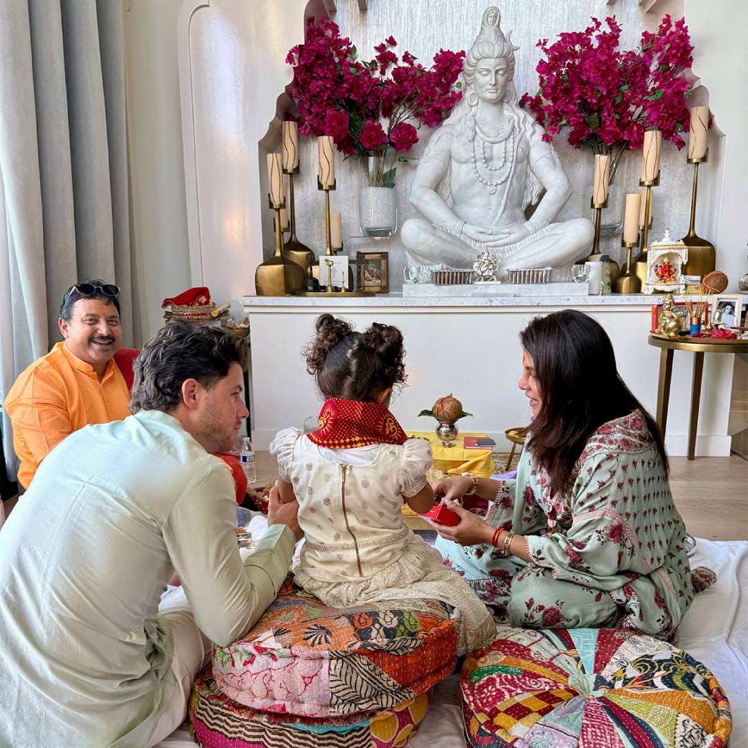 प्रियंका आणि निकच्या घरातील मंदिराची झलकही या फोटोंमध्ये पाहायला मिळाली. पांढऱ्या संगमरवरी दगडात तयार केलेल्या या मंदिरात भगवान शंकराची भव्य मूर्ती आहे. मूर्तीच्या मागे गुलाबी बोगनवेलच्या फुलांची सजावट करण्यात आली असून, आजूबाजूला सोनेरी स्टँडवर मेणबत्त्या ठेवल्या आहेत.