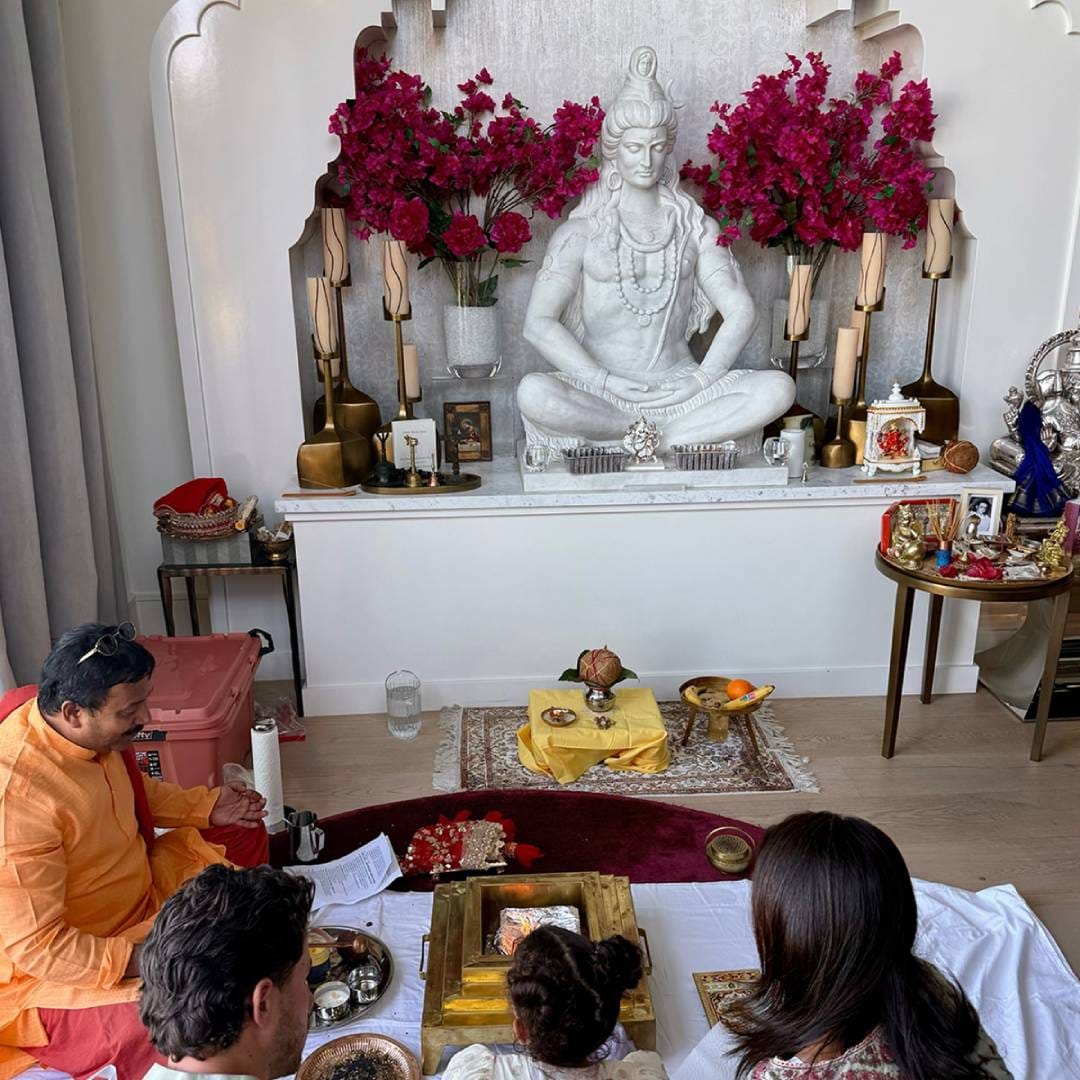 या सोहळ्याचे काही सुंदर फोटो तिने सोशल मीडियावर शेअर केले असून, त्यांची सध्या जोरदार चर्चा सुरू आहे. विशेष म्हणजे, या फोटोंमध्ये मालतीचा निरागस अंदाज, प्रियंका-निकचा पारंपरिक लूक आणि त्यांच्या घरातील सुंदर मंदिराने चाहत्यांचं लक्ष वेधून घेतलं आहे.