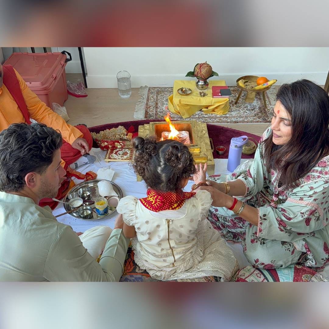 या सजावटीमुळे मंदिराला साधेपणासोबतच भव्य रूप मिळालं आहे. प्रियंकाने परदेशात स्वतःचं घर थाटलं असलं, तरी भारतीय सण आणि धार्मिक परंपरांना आपल्या दैनंदिन आयुष्यात महत्त्वाचं स्थान दिल्याचं या फोटोंमधून दिसतं.