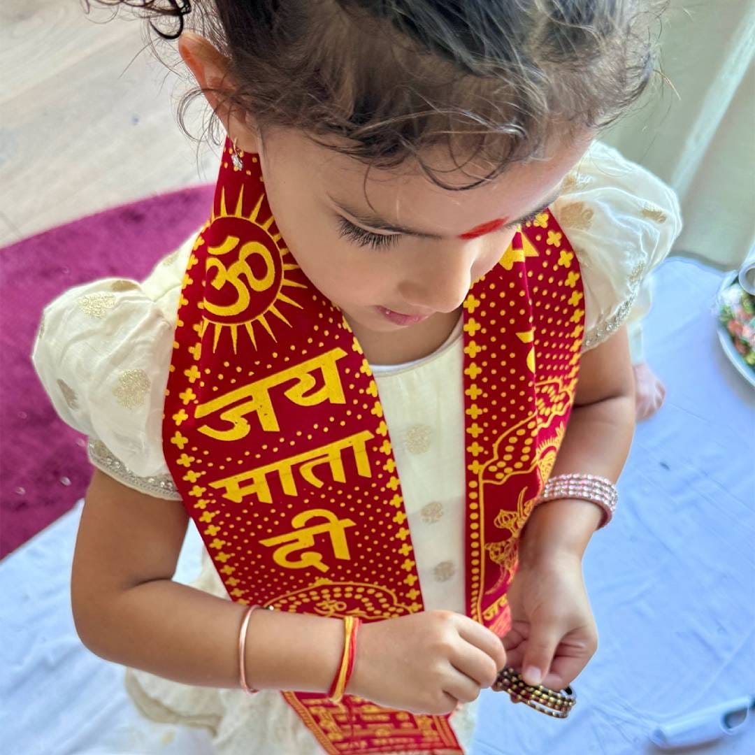 प्रियंकाने अमेरिकेतील लॉस एंजेलिस इथल्या आपल्या घरी महानवमी आणि दसऱ्यानिमित्त धार्मिक विधी केले. यावेळी तिने पती निक आणि मुलगी मालतीसोबत पूजेत सहभाग घेतला. या सोहळ्यातील सर्वाधिक लक्षवेधी क्षण म्हणजे कन्यापूजनाचा विधी. या परंपरेत लहान मुलींना देवी दुर्गेचं स्वरूप मानून त्यांची पूजा केली जाते.
