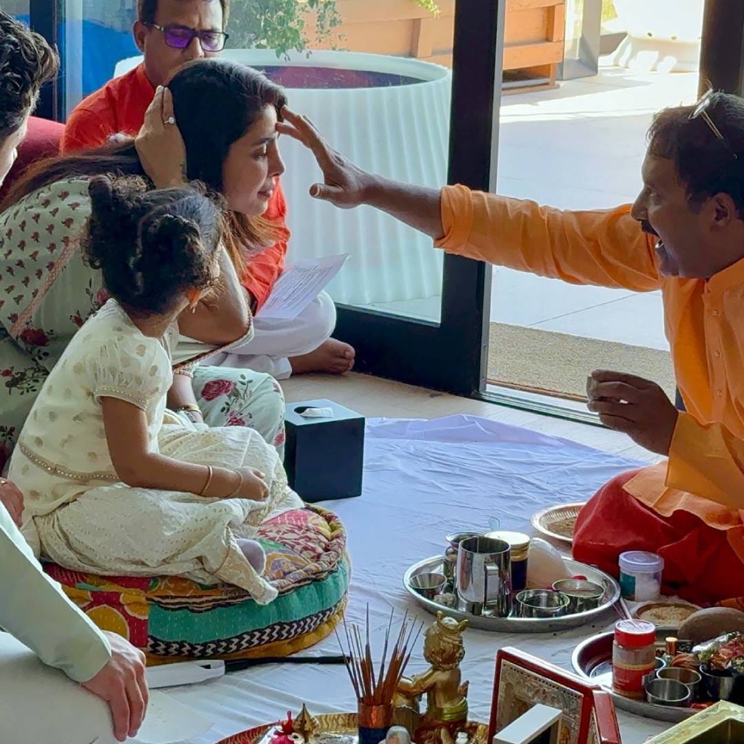 परदेशात राहूनही आपल्या मुलीला भारतीय संस्कारांची ओळख करून देण्याचा प्रियंकाचा प्रयत्न चाहत्यांना आवडला आहे. या पूजेच्या वेळी मालतीने पांढऱ्या रंगाचा सुंदर पारंपरिक पोशाख परिधान केला होता. तिच्या गळ्यात ‘जय माता दी’ असलेली लाल रंगाची चुनरी आणि हातात छोट्या बांगड्या दिसत होत्या.