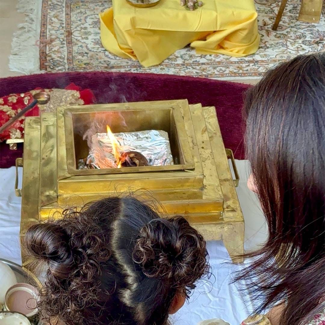 पूजेचे फोटो शेअर करताना प्रियंकाने देवी दुर्गेची शक्ती, प्रार्थनेची पवित्रता आणि दसऱ्याचा सकारात्मक संदेश कायम आपल्या आयुष्यात राहावा, अशी भावना व्यक्त केली. तिच्या या पोस्टला चाहत्यांकडून चांगला प्रतिसाद मिळत आहे.
