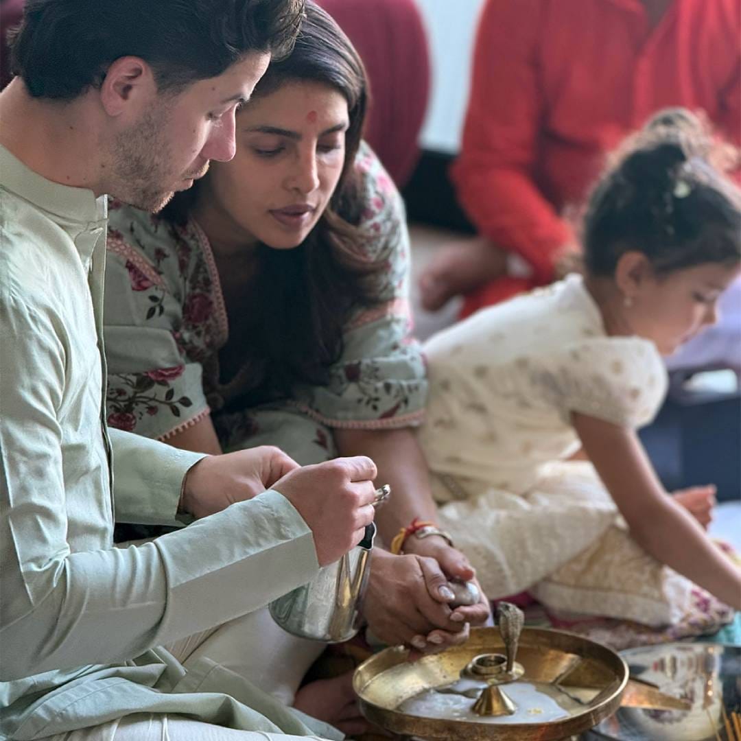 बॉलिवूडपासून हॉलिवूडपर्यंत आपल्या अभिनयाचा ठसा उमटवणारी अभिनेत्री प्रियंका चोप्रा परदेशात राहत असली, तरी भारतीय संस्कृती आणि परंपरांशी तिचं नातं आजही घट्ट आहे. नवरात्र आणि दसऱ्याच्या निमित्ताने प्रियंकाने पती निक जोनास आणि मुलगी मालती मेरी चोप्रा जोनाससोबत खास पूजा केली.