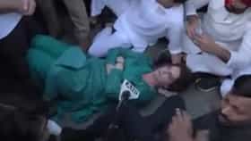 Congress Protest : ही काय पद्धत आहे? आम्हाला मारहाण केली, खाली ढकललं; प्रियांका गांधी थेट रस्त्यावरच झोपल्या, दिल्लीतील वातावरण तापलं