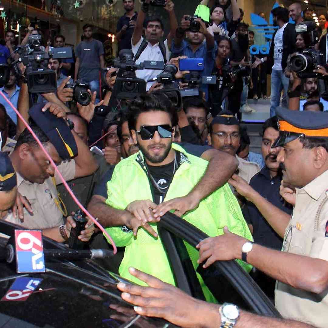 नागरिक, सेलिब्रिटीज आणि बिझनेसमॅन यांना मोफत सुरक्षा मिळत नाही. 2017 च्या नितीनुसार त्यांना अग्रिम शुल्क भरावं लागतं. तीन महिन्याच्या शुल्काच्या बरोबरीने बँक गॅरेंटी द्यावी लागते. या शुल्कात पोलीस कर्मचाऱ्यांचं वेतन, वाहन आणि अन्य खर्च असतात. Photo: Getty