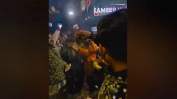 Viral Video : इम्तियाज जलील यांच्यावर नोटांची उधळण; शिरूरच्या कार्यक्रमातील VIDEO सोशल मीडियावर व्हायरल, नेमकं काय घडलं? Viral Video : इम्तियाज जलील यांच्यावर नोटांची उधळण; शिरूरच्या कार्यक्रमातील VIDEO सोशल मीडियावर व्हायरल, नेमकं काय घडलं?