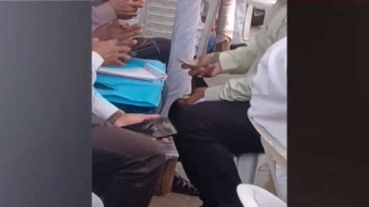 Pune : बारामतीत पैसे वाटपाचा व्हिडिओ व्हायरल; अजित पवारांच्या राष्ट्रवादीशी संबंधित व्यक्ती असल्याचा दावा, राजकीय वर्तुळात खळबळ Pune : बारामतीत पैसे वाटपाचा व्हिडिओ व्हायरल; अजित पवारांच्या राष्ट्रवादीशी संबंधित व्यक्ती असल्याचा दावा, राजकीय वर्तुळात खळबळ