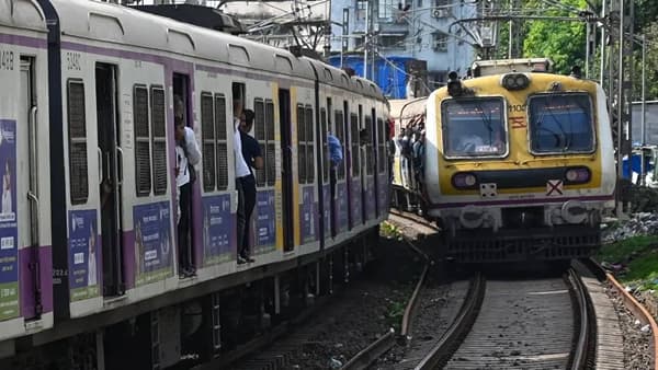 Mumbai Local Update : मुंबईकरांचा खोळंबा, कांजूरमार्गजवळ ओव्हरहेड वायरवर कपडा पडला; लोकल 30 ते 45 मिनिटे उशिराने