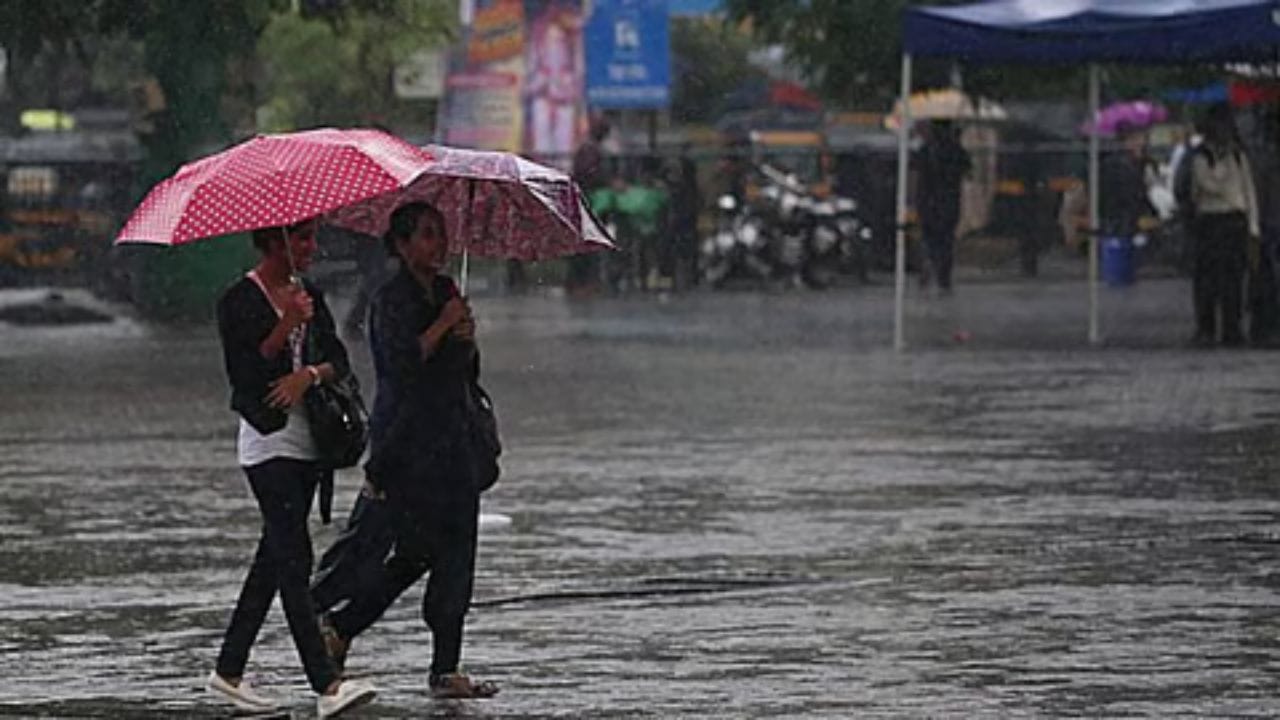 कोकणला परतीच्या पावसाने झोडपले, मुंबई- ठाणे मात्र कोरडे, उद्याही या भागात सरींची शक्यता कोकणला परतीच्या पावसाने झोडपले, मुंबई- ठाणे मात्र कोरडे, उद्याही या भागात सरींची शक्यता