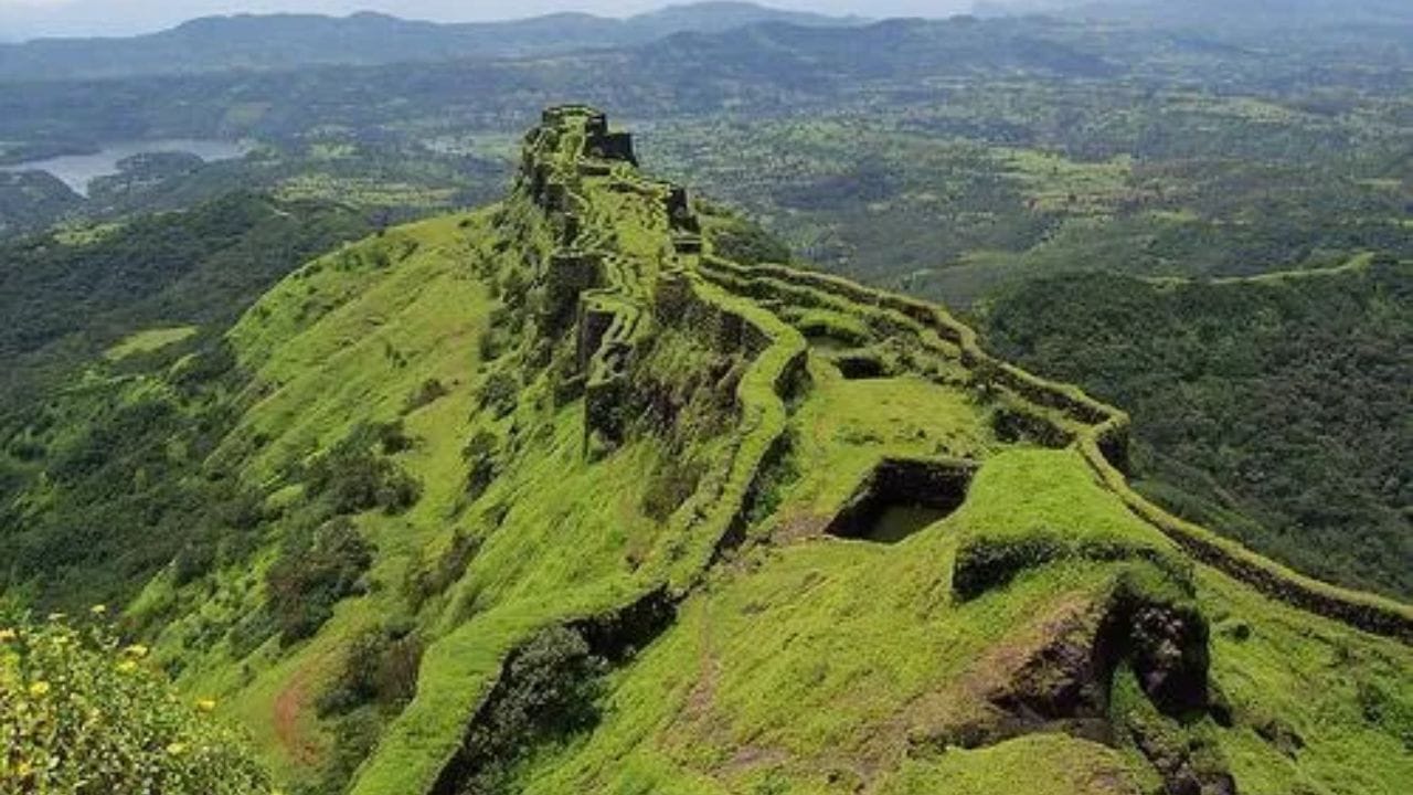 राजगड पुणे 26 वर्षे स्वराज्याची राजधानी या किल्ल्याची संजीवनी माची आणि सुवेळ माची ही मानवी इंजिनिअरिंगचा अद्भूत नमुना आहे.डोंगराच्या नैसर्गिक रचनेचा वापर करून अंत्यत अरुंद आणि खोल कड्यांवर दुहेरी तटबंदीची अशी रचना केले आहे जिथून शत्रू वर येणे जवळपास अशक्य होते