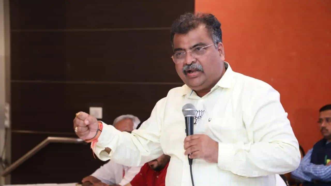 MLC Election Results : नागपूर-पुण्यातील पराभवानंतर रवींद्र चव्हाण पक्षसंघटनेचा आढावा घेणार MLC Election Results : नागपूर-पुण्यातील पराभवानंतर रवींद्र चव्हाण पक्षसंघटनेचा आढावा घेणार
