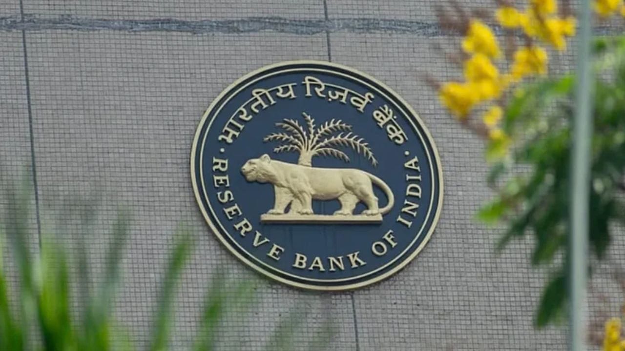 आरबीआयने स्पष्ट केले की, बचत खाते, चालू खाते किंवा कोणत्याही दुसऱ्या खात्यातून 5000 रुपयांहून अधिक रक्कम काढण्यावर निर्बंध लादले आहेत. बँकेवरील फिक्स डिपॉजिट्वर व्याजदराबाबत नवीन नियम निश्चित केले आहेत.