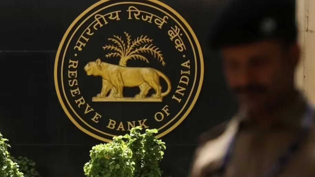 आरबीआयने म्हटलं की, पुदुच्चेरीतील सहकारी बँकेच्या कामकाजात सुधारणा करण्यासाठी बँकेचं संचालक मंडळ आणि व्यवस्थापनाची चर्चा केली होती. बँकेने ठेवीदारांच्या हिताचं रक्षण करण्यासाठी प्रयत्न केले नव्हते. त्यामुळे बँकेवर निर्बंध लादण्याची वेळ आली. त्यानुसार, बँकेला कर्ज, आगाऊ रक्कम देणे, संपत्ती ट्रान्सफर करण्यावर बंधने लादली आहेत.