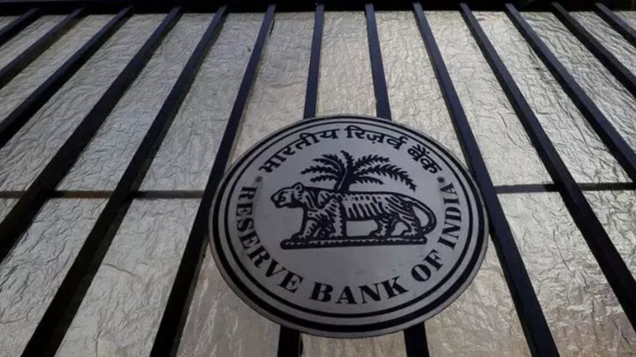 नव्या निर्बंधानुसार बँक खात्यातून जास्तीत जास्त 5000 रुपये काढू शकतात. आरबीआयने लादलेले निर्बंध 21 ऑक्टोबर 2026 पासून पुढील सहा महिने लागू राहील. बँकेच्या आर्थिक परिस्थितीचा आढावा देखील घेतला जाईल.