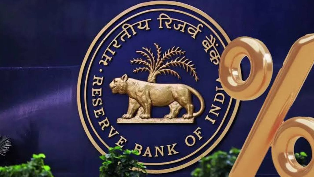 भारतीय रिझर्व्ह बँकेने पुदुच्चेरी सहकारी बँकेवर मोठी कारवाई केली आहे. बँकेची आर्थिक स्थिती बिघडल्याने आरबीआयने अनेक निर्बंध लादले आहेत.