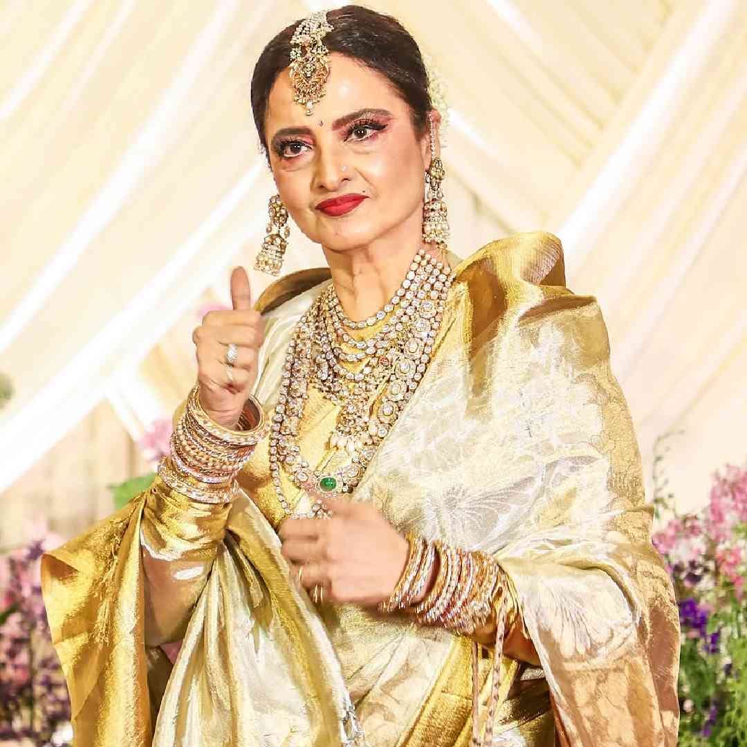 लग्नाआधी शरीरसंबंध ठेवणं सामान्य बाब आहे. ज्या लोकांना असं वाटतं की, सुहागरातच्यावेळी जवळ आलं पाहिजे. ते रूढीवादी विचार ठेवतात. रेखाच्या या वक्तव्यावरुन सिद्ध होतं की, ती आपल्या काळच्या अभिनेत्रींपेक्षा पुढचा विचार करायची. 