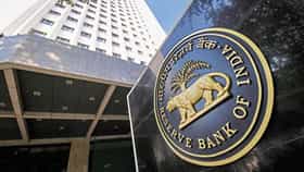 या दोन बँकाबाबत मोठा निर्णय, RBI चीही मंजुरी, तुमचं खातं आहे का? जाणून घ्या