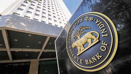 या दोन बँकाबाबत मोठा निर्णय, RBI चीही मंजुरी, तुमचं खातं आहे का?.
