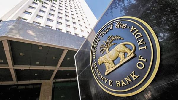 या दोन बँकाबाबत मोठा निर्णय, RBI चीही मंजुरी, तुमचं खातं आहे का? जाणून घ्या