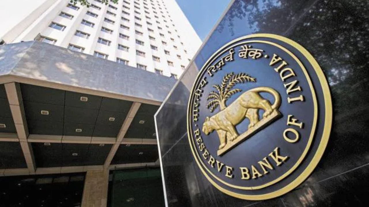 या दोन बँकाबाबत मोठा निर्णय, RBI चीही मंजुरी, तुमचं खातं आहे का? जाणून घ्या या दोन बँकाबाबत मोठा निर्णय, RBI चीही मंजुरी, तुमचं खातं आहे का? जाणून घ्या