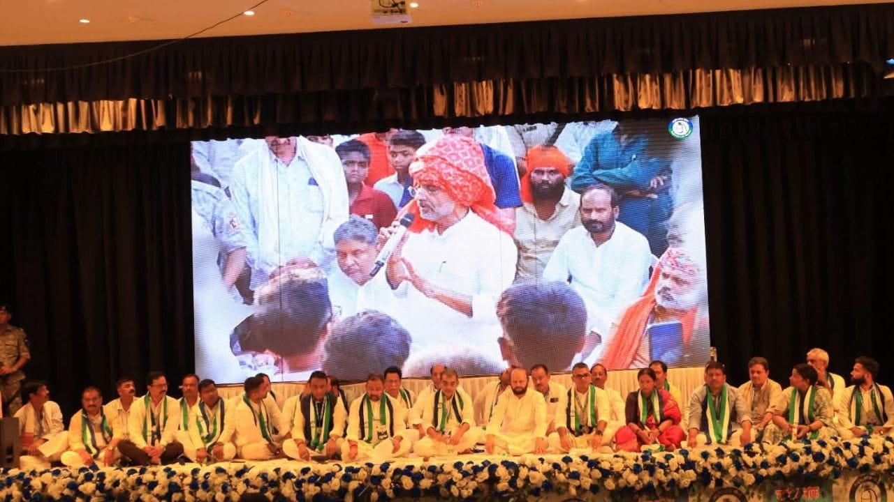 देशात फोडाफोडीचं राजकारण सुरूच; विधानपरिषदेच्या निवडणुकीदरम्यान आणखी एक गेमचेंजर पक्ष फुटला? देशात फोडाफोडीचं राजकारण सुरूच; विधानपरिषदेच्या निवडणुकीदरम्यान आणखी एक गेमचेंजर पक्ष फुटला?