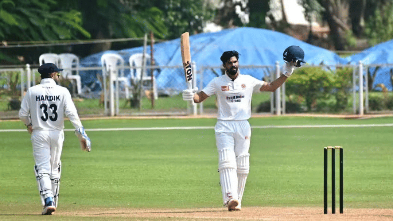 ऋतुराज गायकवाडच्या खेळीमुळे महाराष्ट्राने पहिल्या डावात ५२७ धावांचा डोंगर उभा केला. त्याने आणि अंकित बावणे यांनी ३२९ चेंडूंमध्ये १८२ धावांची भागीदारी केली.