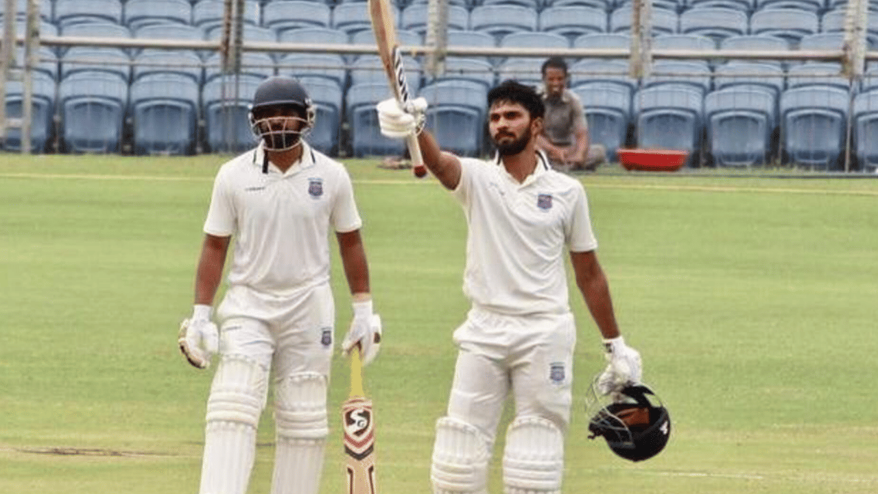 न्यूझीलंड दौऱ्यावर जाण्यापूर्वी ऋतुराज गायकवाडने आपला उत्कृष्ट फॉर्म दाखवला. या उजव्या हाताच्या फलंदाजाने रणजी ट्रॉफीमध्ये महाराष्ट्रासाठी एक शानदार शतक झळकावले.
