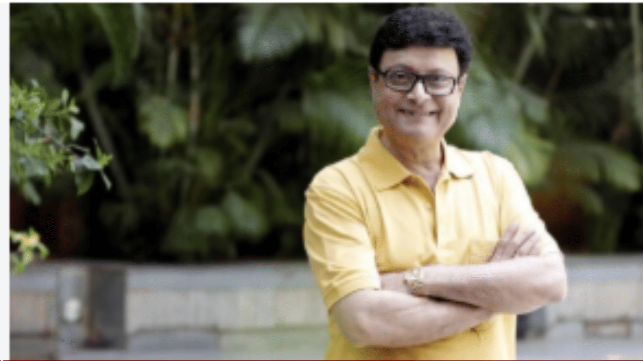 मग सचिन पिळगावकर हसत हसत म्हणाले मी आहे ओळखलं नाही का सासूबाई तेव्हा त्या दचकल्या, पिळगावकरांनी हा किस्सा सांगिताच माधुरी दिक्षीत हसू लागल्या.