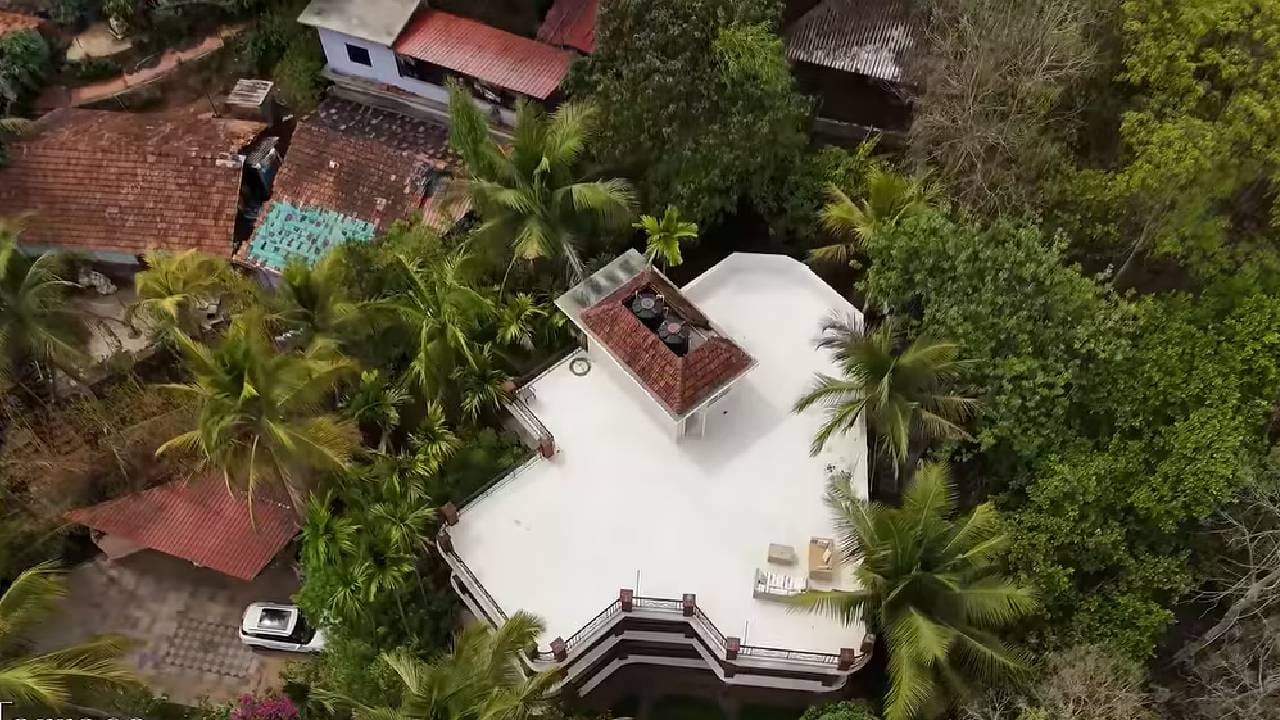 समीरा रेड्डीचं गोव्यातील घर उंचच उंच पामची झाडं आणि विविध फळझाडांनी वेढलेलं आहे. विशेष म्हणजे, अभिनेत्री तिच्या बागेत पिकणाऱ्या फळांचा आणि इतर गोष्टींचाही पुरेपूर वापर करते. समीरा रेड्डीच्या घरातील सर्वात लक्षवेधी गोष्ट म्हणजे घराभोवती असलेली हिरवळ. तिचं घर बांबू, कडुलिंब, चिकू, नारळ, काजू आणि अगदी अॅव्होकॅडोच्या झाडांसह अनेक स्थानिक आणि उष्णकटिबंधीय झाडांनी वेढलेलं आहे.