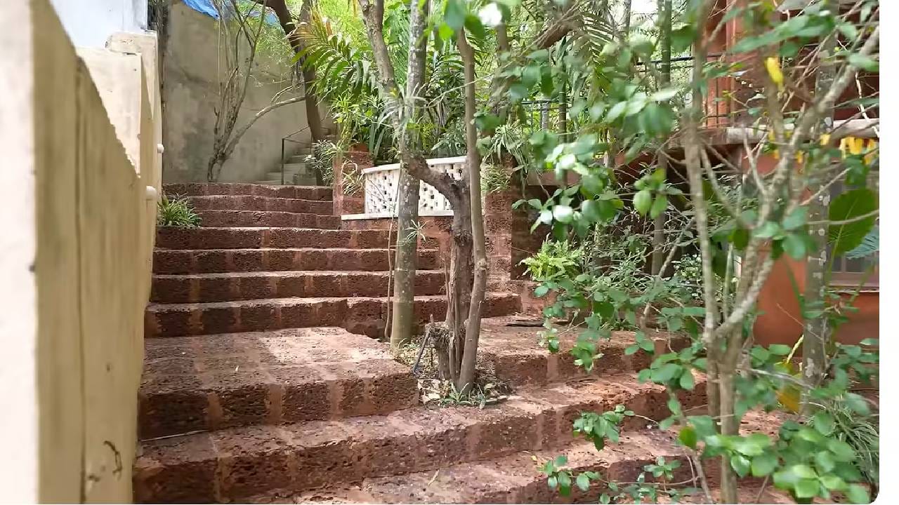 अभिजीत मोहन वारंग यांनी दिग्दर्शित केलेला हा राजकीय विषयावरील चित्रपट 15 मे रोजी चित्रपटगृहांमध्ये प्रदर्शित झाला होता. या चित्रपटात संजय दत्तने प्राध्यापक गोपाल नाडकर्णी यांची भूमिका साकारली होती.