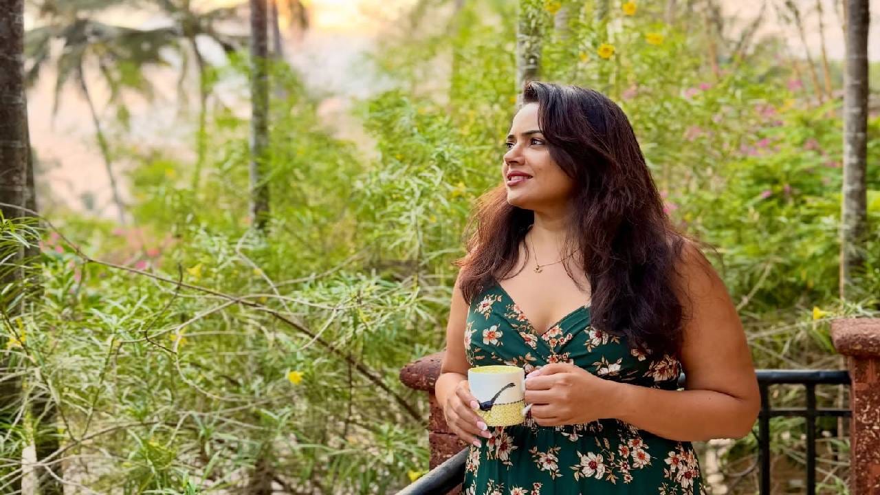 अभिनेत्री समीरा रेड्डी मुंबईतून गोव्याला शिफ्ट झाली आहे. सुमारे 5 वर्षांपूर्वी अभिनेत्रीने तिच्या कुटुंबियासह मुंबईला रामराम करत गोव्याला स्थायिक व्हायचा निर्णय घेतला. तिने पक्त शहर बदललं नाही तर जीवन जगण्याची पद्धतही बदलली. तिच्या सोशल मीडिया अकाऊंटवर समीरा बऱ्याचदा हिरवाईन नटलेलं तिचं घर आणि आसपासचा परिसर, गार्डन यांची झलक दाखवत असते. काही काळापूर्वी अभिनेत्री अर्चना पूरण सिंग ही तिच्या कुटुंबासह समीराच्या गोव्याच्या घरी गेली होती, तिच्या व्लॉगमधून त्यांनी तिच्या घराची 'होम टूर' दिली. तेव्हा समीराने तिचा आलिशान बंदला तर दाखवलाच, पण आजूबाजूची हिरवाई, फळा-फुलांनी लगडलेले वृक्ष हेही दाखवलं. ( All Photos : Instgram)
