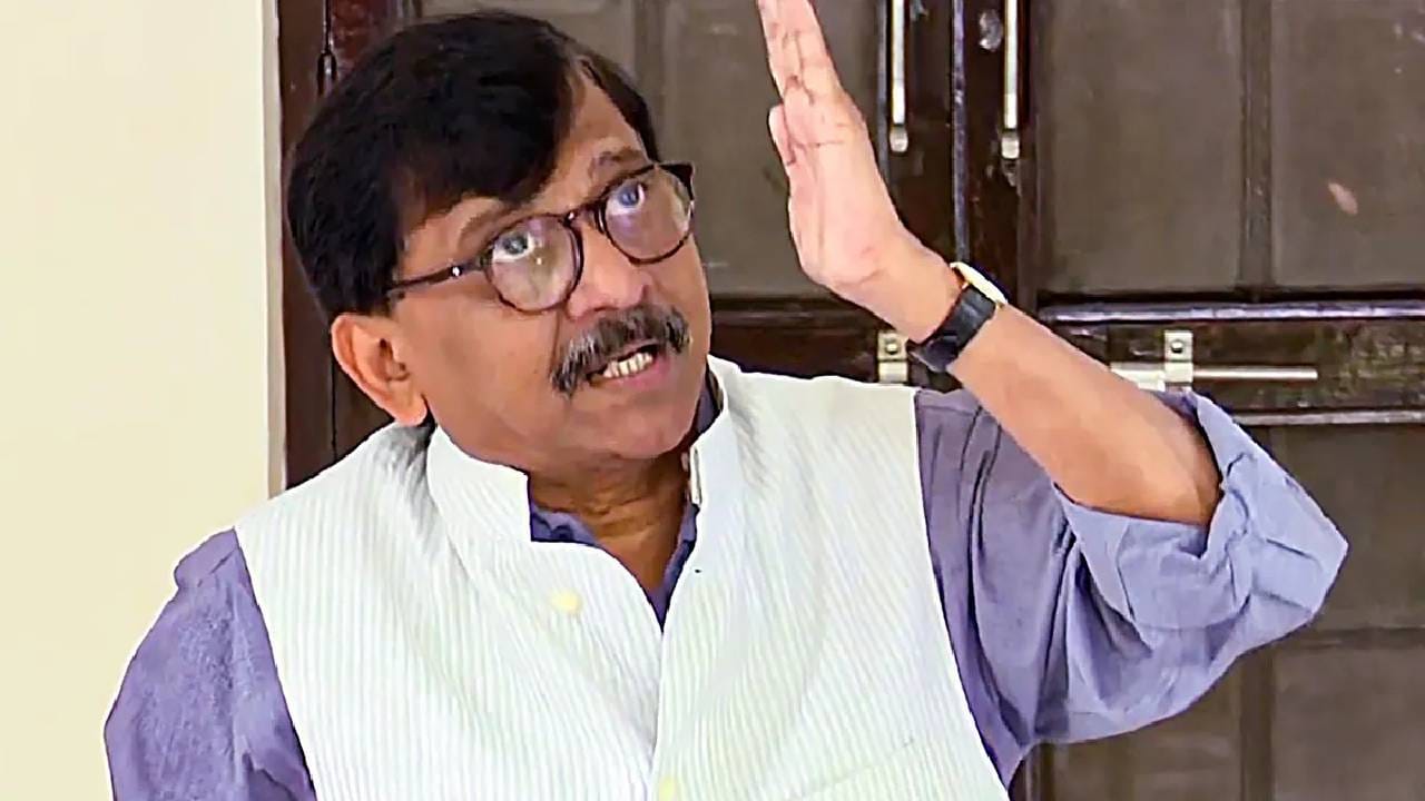 त्यांचे इंद्रिये ठिकाण्यावर आहेत ना? संजय राऊत यांचा रिजीम चेंजवरून हल्ला त्यांचे इंद्रिये ठिकाण्यावर आहेत ना? संजय राऊत यांचा रिजीम चेंजवरून हल्ला