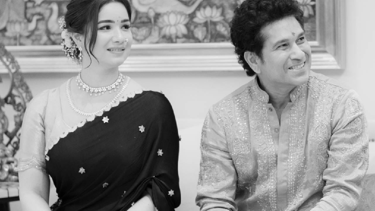 Sara Tendulkar Net Worth : क्रिकेटचा देव सचिन तेंडुलकर याच्याप्रमाणेच, त्याच्या कुटुंबाबद्दलही जाणून घेण्याची चाहत्यांना उत्सुकता असते. त्याची लाडकी लेक, सारा तेंडुलकर ही देखील चर्चेत असते. साराचा आज वाढदिवस. तिचं नाव बऱ्याचदा क्रिकेट आणि ग्लॅमरमुळे चर्चेत असतं. पण आता, 2026 मध्ये तिची ओळख यापुरतीच सीमित नाही, तिने स्वत:ची एक वेगळी ओळख निर्माम केली आहे. मॉडेलिंगने करिअरची सुरूवात केलेल्या साराने आता वेलनेस, न्युट्रिशन आणि बिधनेसच्या जगातही आपली पावलं रोवली आहेत. तिच्या संपत्तीबाबत अधिकृत आकडेवारी सार्वजनिक नसली तर काही मीडिया रिपोर्ट्सनुसार, तिचं नेटवर्थ साधारण 1 ते 1.5 कोटींच्या आसपास आहे. ( All Images : Instagram)