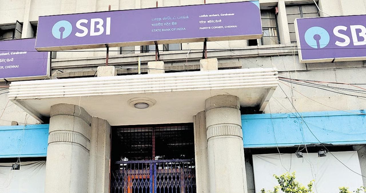 एक ऑक्टोबर म्हणजे आजपासून एसबीआयच्या सॅलरी खात्याच्या नियमात बदल करण्यात आले आहेत. मोफत ट्रान्जेक्शनची मर्यादा घटवण्यात आली आहे. सॅलरी खातेधारक आणि इतर बँकांच्या एटीएम आणि ऑटोमेटेड डिपॉझिट अँड विथड्रॉवल मशीन्सवर डेबिट कार्डचा वापर करून महिन्याला फक्त पाच ट्रान्जेक्शन करू शकतील. ही मर्यादा आधी दहा इतकी होती.