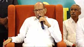 शेतकरी म्हणाला, छाती फाडली तर पवार साहेबच दिसतील, पवारांनी असं काही केलं की हशाच पिकला; काय घडला किस्सा?