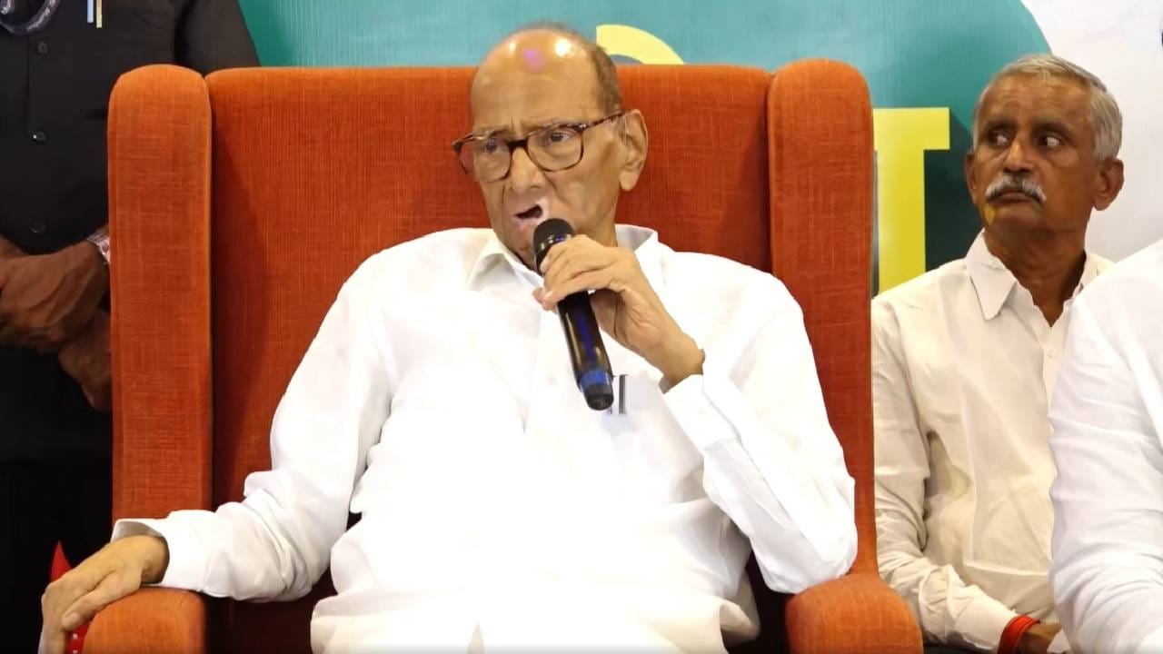 शेतकरी म्हणाला, छाती फाडली तर पवार साहेबच दिसतील, पवारांनी असं काही केलं की हशाच पिकला; काय घडला किस्सा? शेतकरी म्हणाला, छाती फाडली तर पवार साहेबच दिसतील, पवारांनी असं काही केलं की हशाच पिकला; काय घडला किस्सा?
