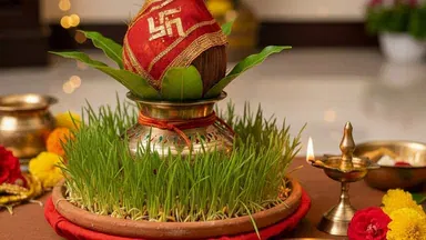 सप्तधान्य आणि मातीचा सन्मान: घटाखाली स्वच्छ काळी माती किंवा वाळू पसरून त्यात सात प्रक्रारची धान्ये (गहू, सातू/जव, तीळ, मूग, उडीद, बाजरी, चणे) पेरली जातात. नऊ दिवसांत धान्याची उगवण किती हिरवागार होते, यावरून येणाच्या वर्षातील शेती आणि समूद्धीचा शुभ संकेत मानला जातो.