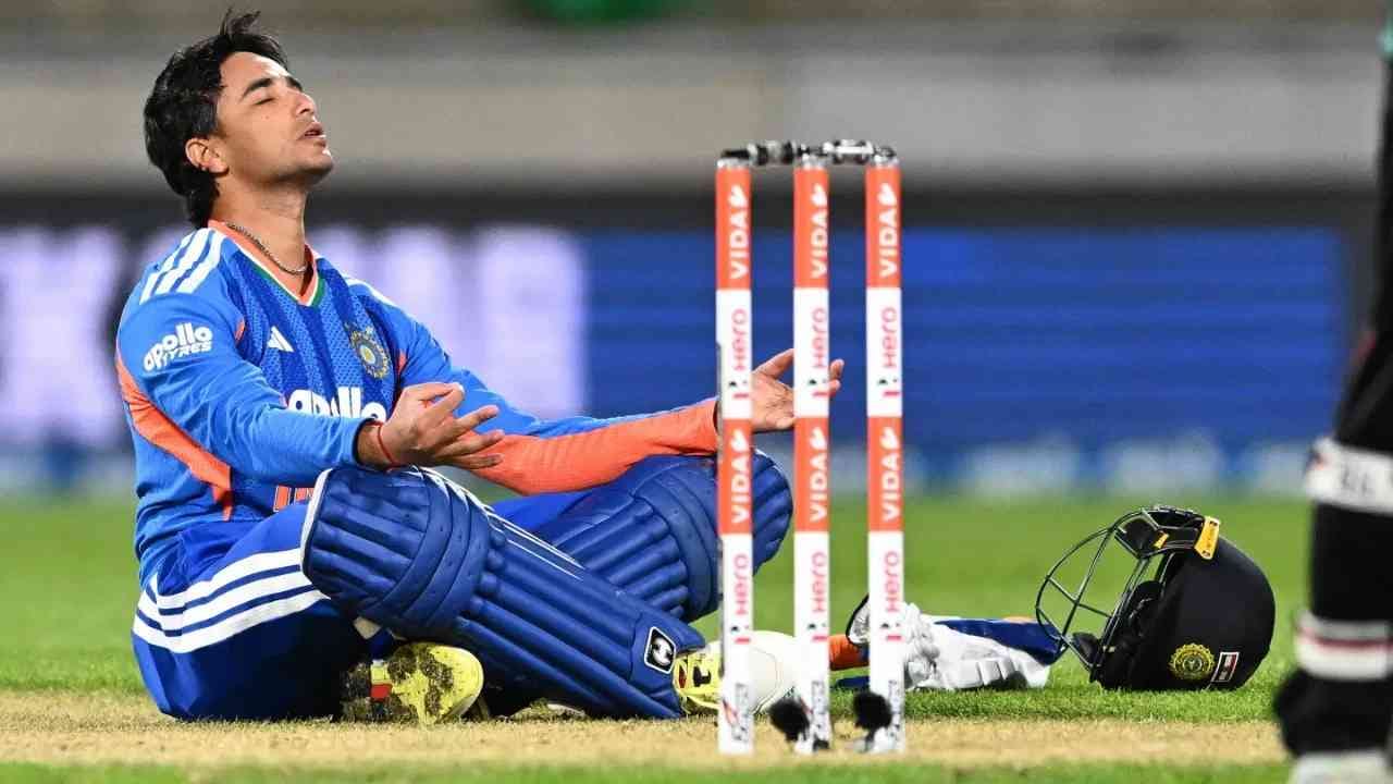 टी20 इंटरनॅशनल क्रिकेटमध्ये अभिषेक शर्मा पहिला असा फलंदाज आहे, ज्याने आतापर्यंत तीनवेळा 37 किंवा त्यापेक्षा कमी चेंडूत शतक ठोकलं आहे. अफगाणिस्तान विरुद्ध 30, न्यूझीलंड विरुद्ध 35 आणि इंग्लंड विरुद्ध 37 चेंडूत शतक झळकवलं आहे. (फोटो-PTI)