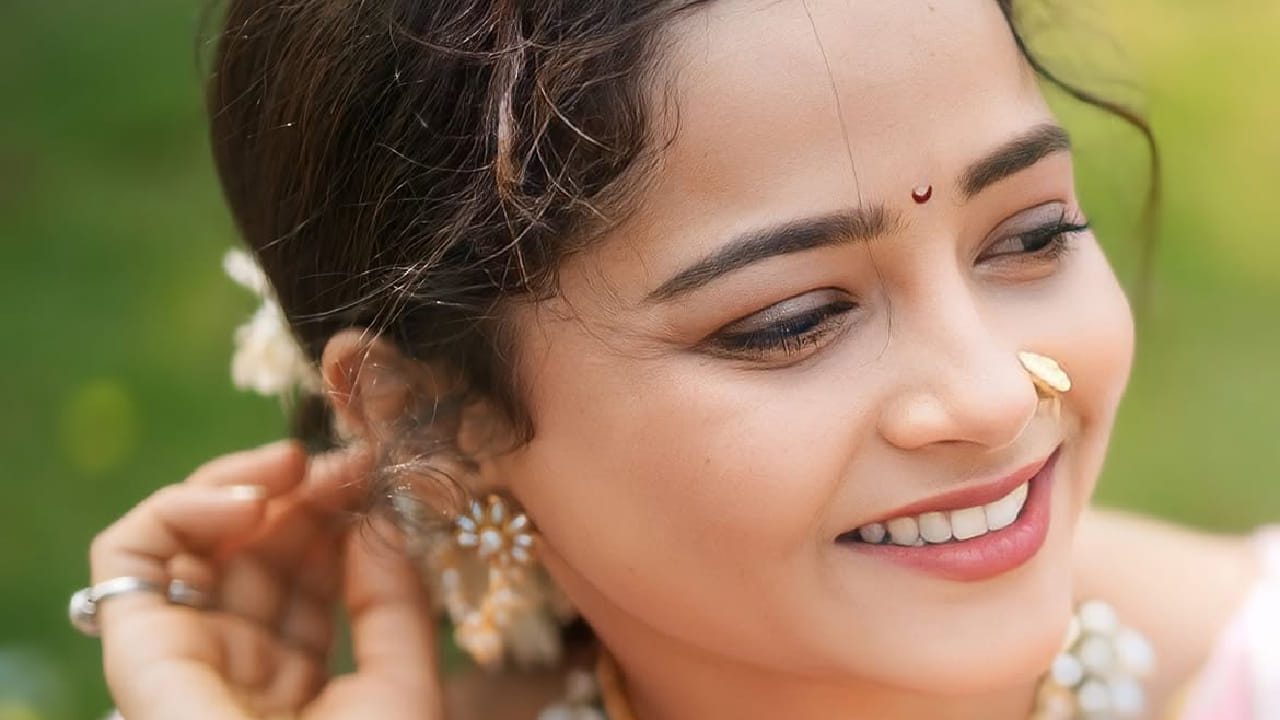 साडीला साजेसा लूक करत तिने केसांमध्ये सुंदर गजरा लावला आहे. तिच्या या पारंपरिक अंदाजामुळे तिच्या सौंदर्यात आणखी भर पडली आहे.