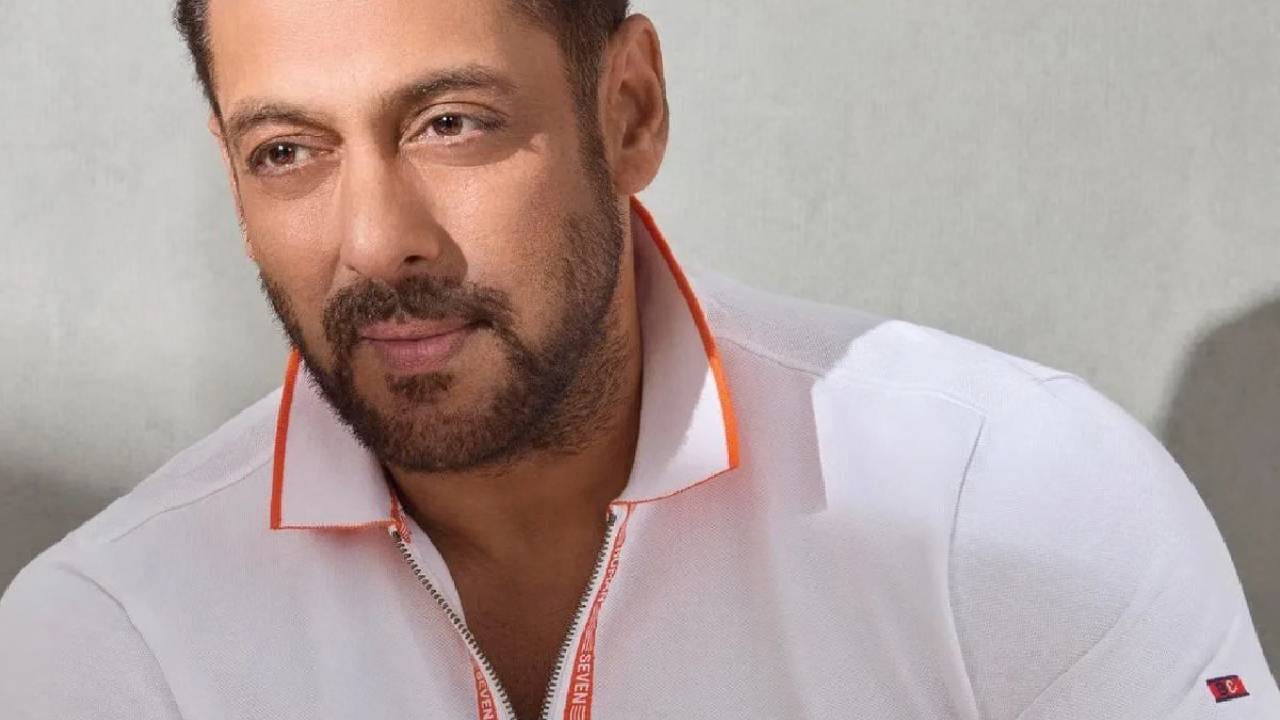 चित्रपट उद्योगात अनेक दशकं राज्य करणाऱ्या या दोन्ही अभिनेत्यांची एकूण संपत्ती करोडो रुपयांत आहे. मीडियाच्या अहवालांनुसार, सलमान खानचं एकूण नेटवर्थ सुमारे 2900 ते 3000 कोटींच्या आसपास आहे. चित्रपट फीव्यतिरिक्त प्रोडक्शन हाऊस, ब्रँड एंडोर्समेंट आणि व्यवसायिक उपक्रमांमधूनही तो बक्कळ कमाई करतो.