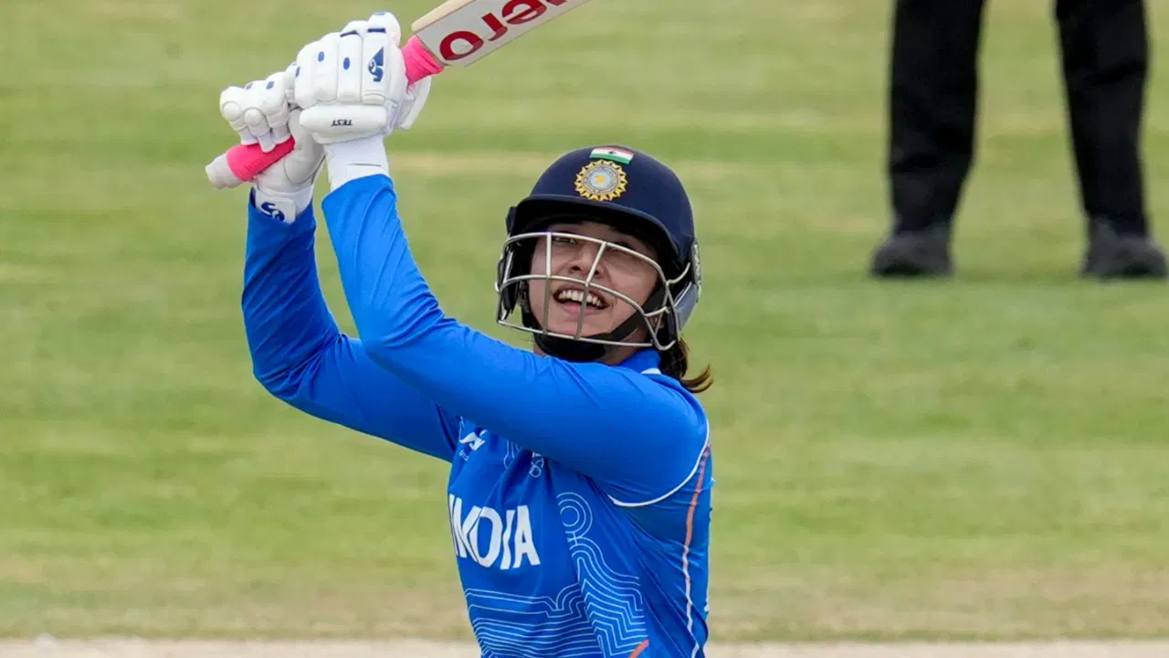 Smriti Mandhana net worth: नुकताच बीसीसीआयने सांगलीची लेक स्मृती मानधनाची एकदिवसीय आणि टी-२० संघांची कर्णधार म्हणून नियुक्ती केली आहे. त्यानंतर संपूर्ण महाराष्ट्रात आनंद साजरा केला जात आहे. आता स्मृती मानधनाच्या संपत्तीची चर्चा रंगली आहे. तिच्याकडे एकूण किती संपत्ती आहे? चला जाणून घेऊया...