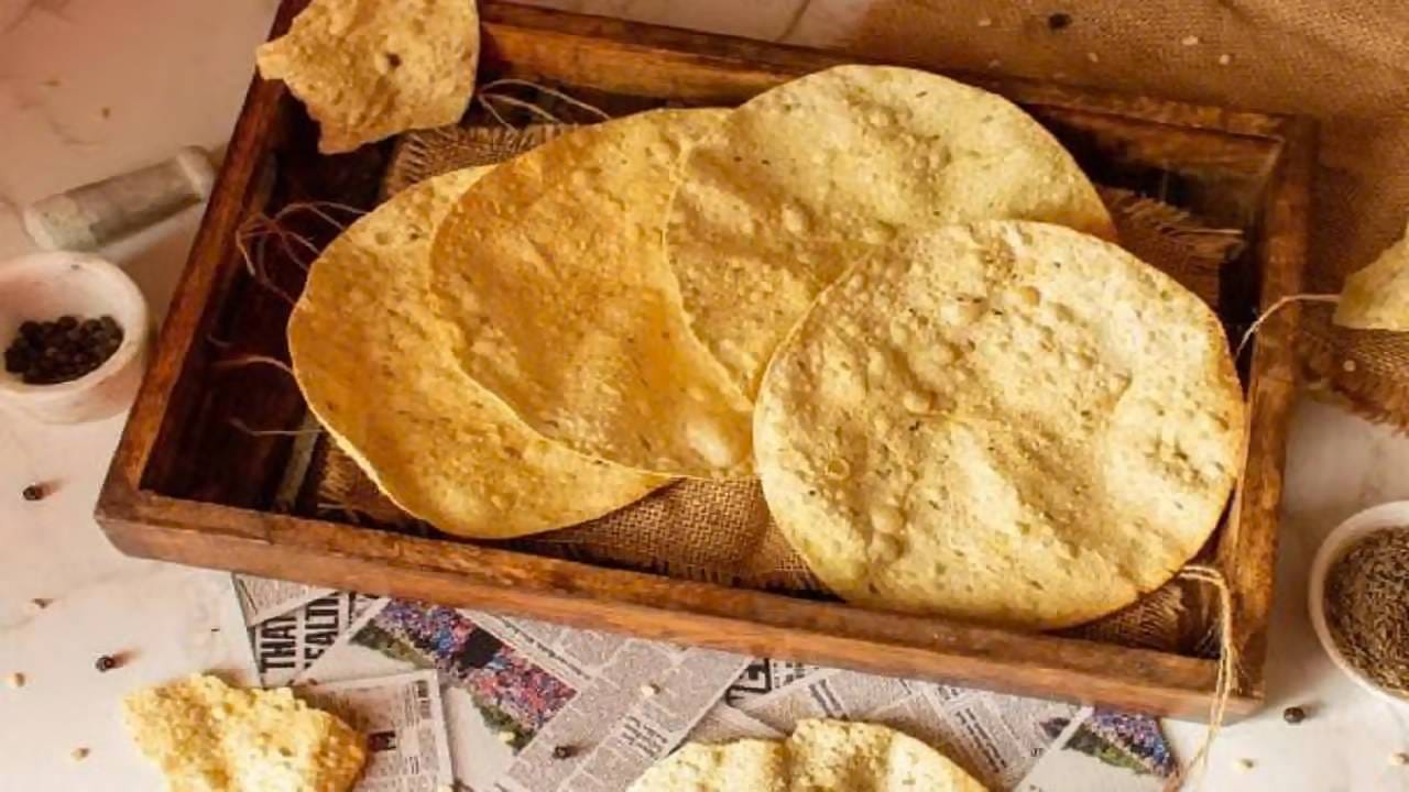 
याशिवाय तळलेले पदार्थ किंवा मसालेदार पदार्थही लोक चकणा म्हणून खाणं पसंत करतात. यामध्ये पापड, चिप्स, शेव किंवा भुजिया यांचा समावेश होतो.
