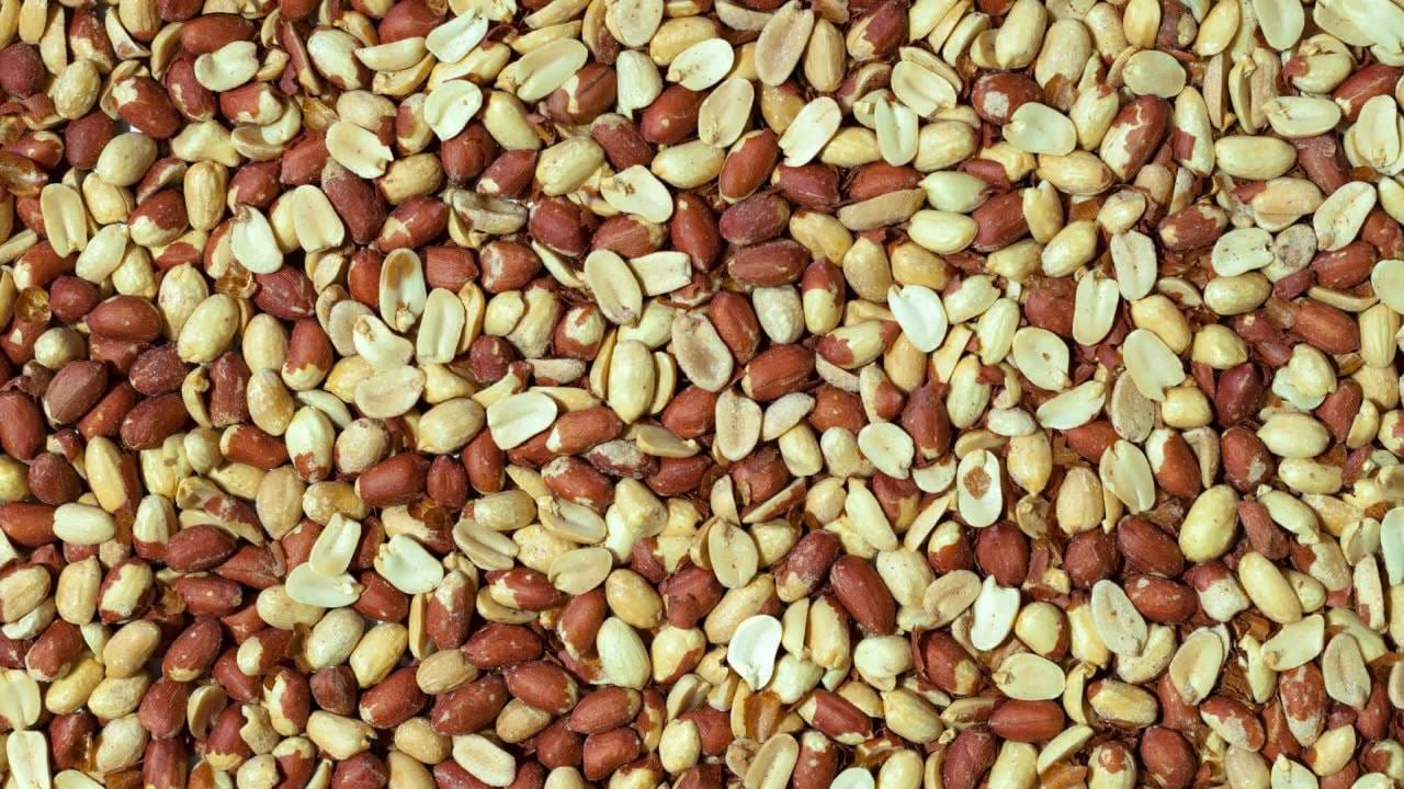 शेंगदाणे: खारे शेंगदाणे, मसाला शेंगदाणे किंवा भिजवलेले शेंगदाणे हा सर्वात जुना आणि सोपा चकणा मानला जातो. आणि लोक त्याला आपल्या आवडीनुसार खातात.