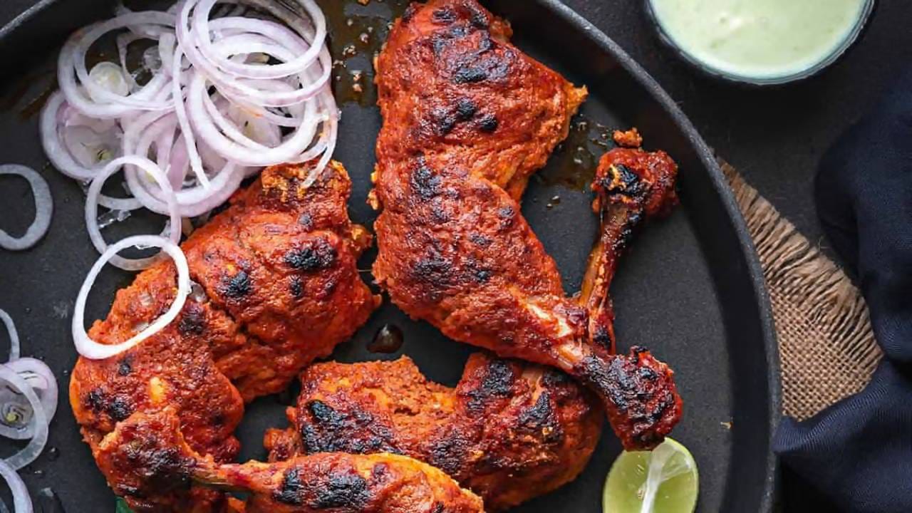 चकण्यामध्ये मांसाहारी पदार्थांचाही समावेश असतो. चिकन तंदुरी, फ्राय चिकन, मटण सुका किंवा अंड्याची भुर्जी हे मांसाहारी खाणाऱ्यांमध्ये चकणा म्हणून खूप लोकप्रिय आहेत.