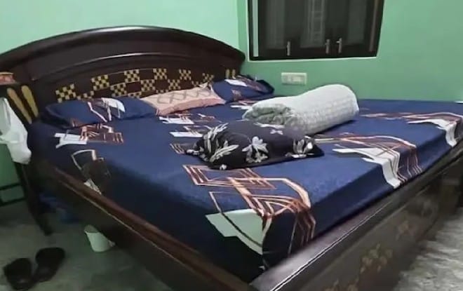 दुर्दैवाने तुमच्या पलंगाच्या खाली विषारी साप दबा धरून बसला तर ते तुमच्या जीवावर बेतू शकतं. म्हणूनच ग्रामीण भागातील लोकांनी रात्री झोपताना काळजी घ्यायला हवी. असा प्रकार तुमच्यासोबत घडू नये यासाठी घराची साफसफाई करणे गरजेचे आहे. 