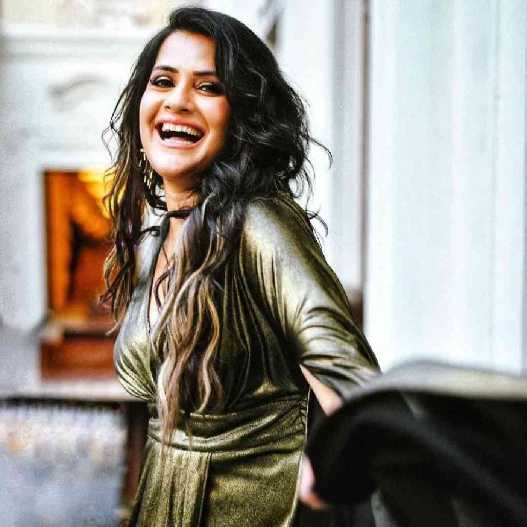 तनुश्रीला सेटवर जो अनुभव आला त्या बद्दल ती बोलली. थकवणारी लढाई लढली. लोकांच्या रोषाचा सामना केला आणि व्यावसायिक परिणाम भोगले आणि आता तिने हे सर्व विसरुन जावं आणि तिने तुमच्यासाठी काय करावं? दु:ख व्यक्त कराव, त्याने तुमचं समाधान होईल का?